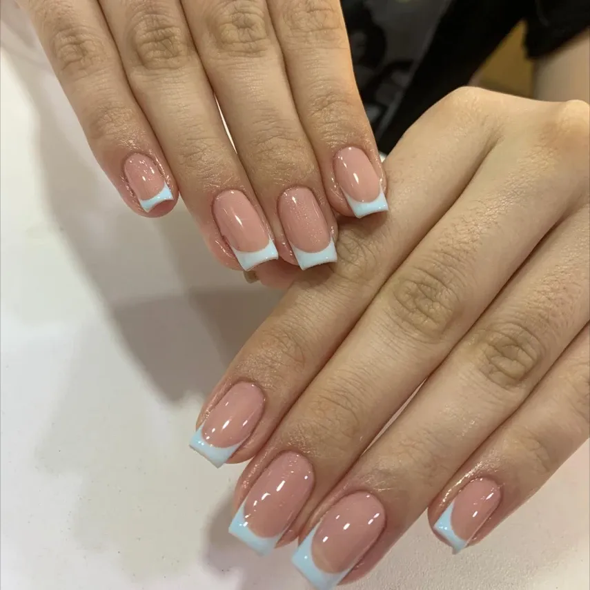 Manicure semipermanente con puntas francesas azules