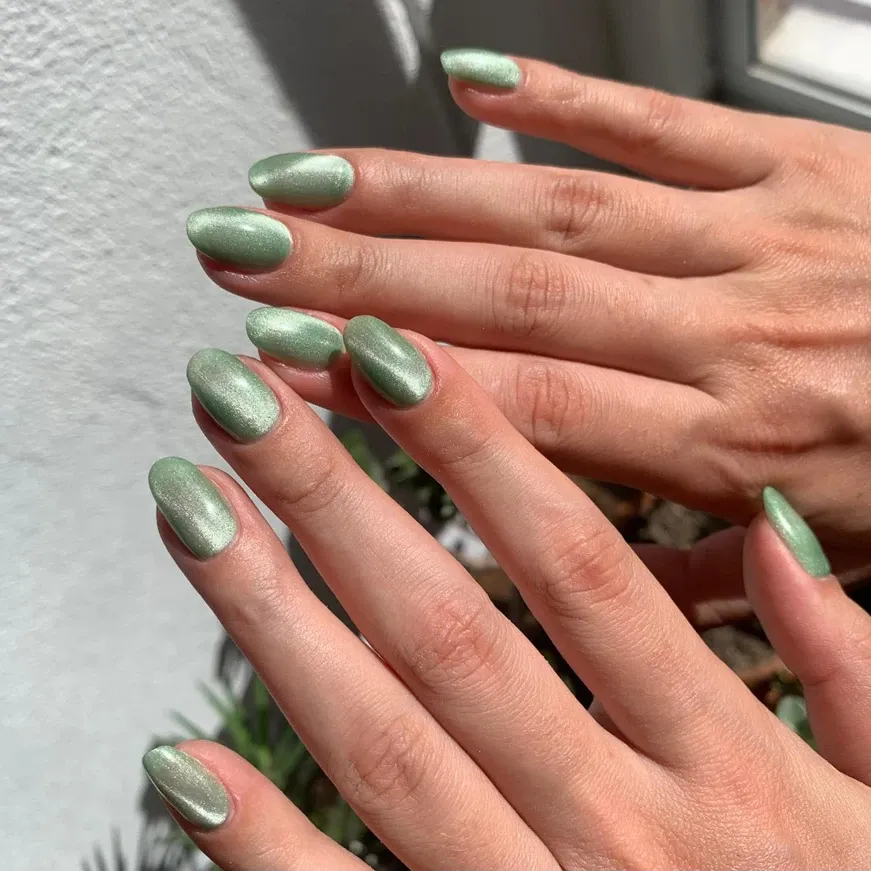 Manicure semipermanente en tono verde metálico